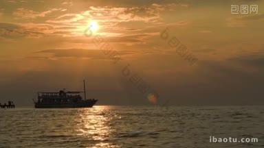 旅游船在日落时从码头启航一些人离开那里